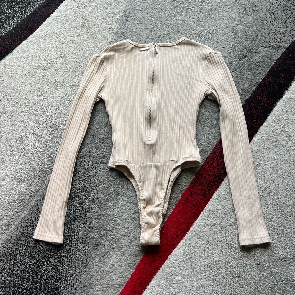 Maniere De Voir Beige Ribbed Cutout Long Sleeve Bodysuit - Picture 5 of 6